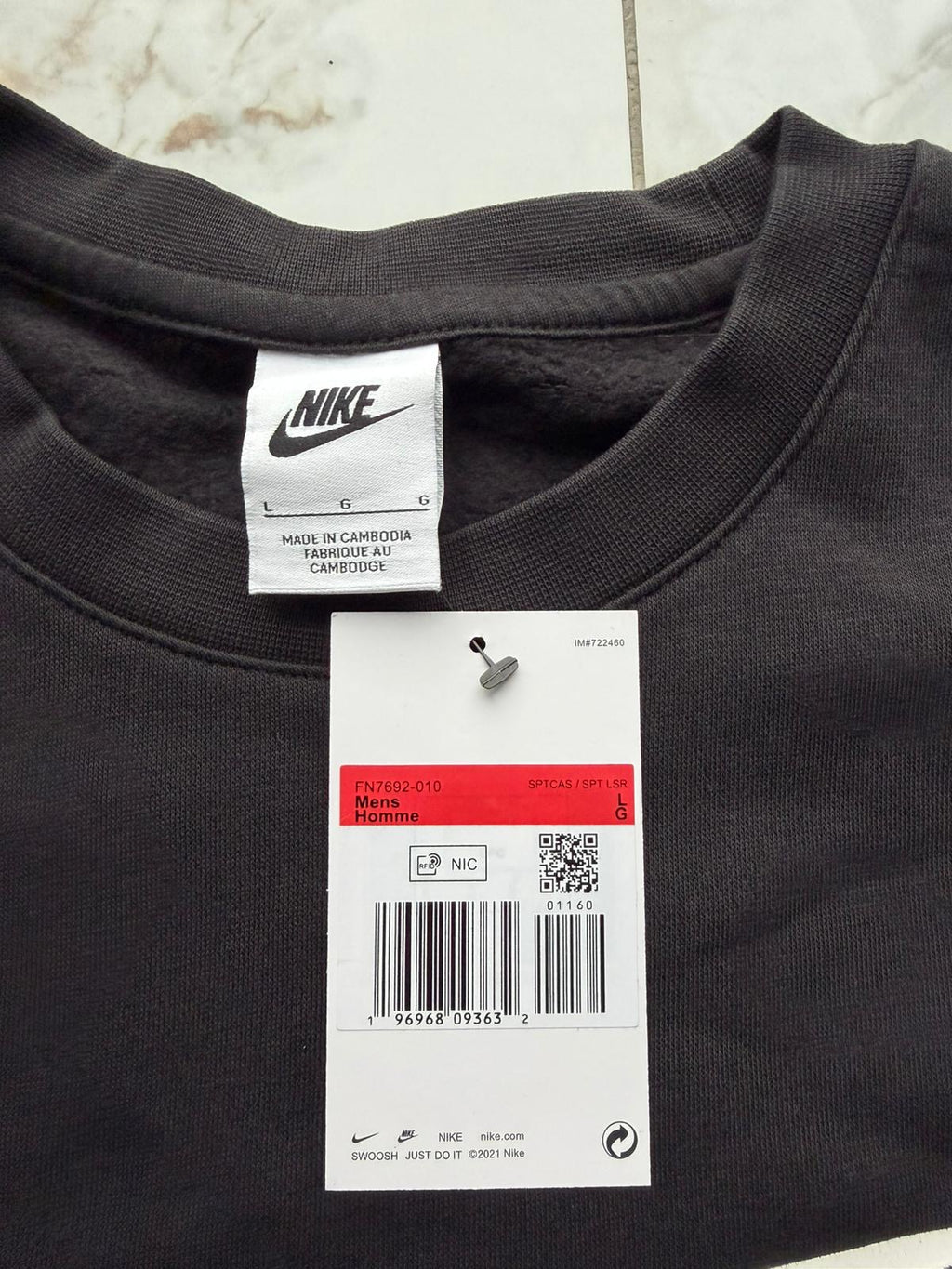 Nike Air Men's Black Pullover Crew Neck Graphic Sweatshirt LARGE FN7692-010