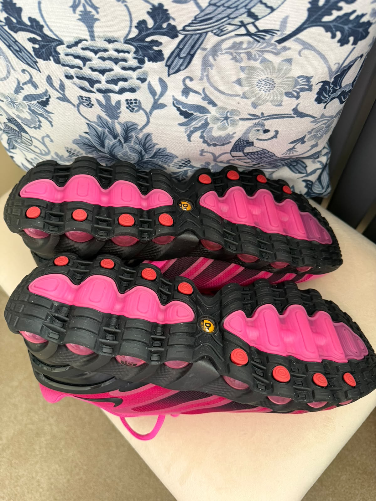 Nike Air DN8 PINK AND BLACK Size UK 8.5