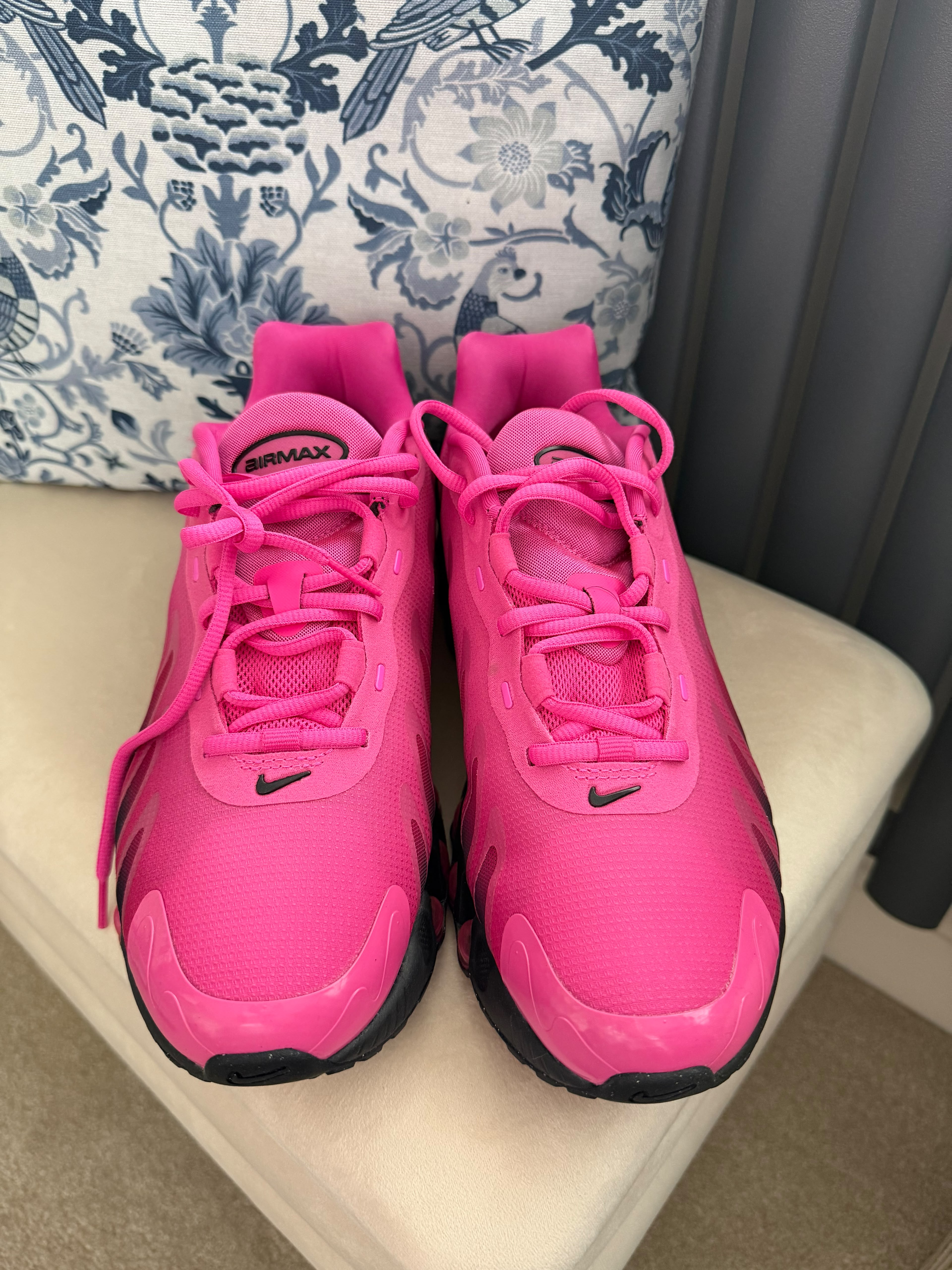 Nike Air DN8 PINK AND BLACK Size UK 8.5