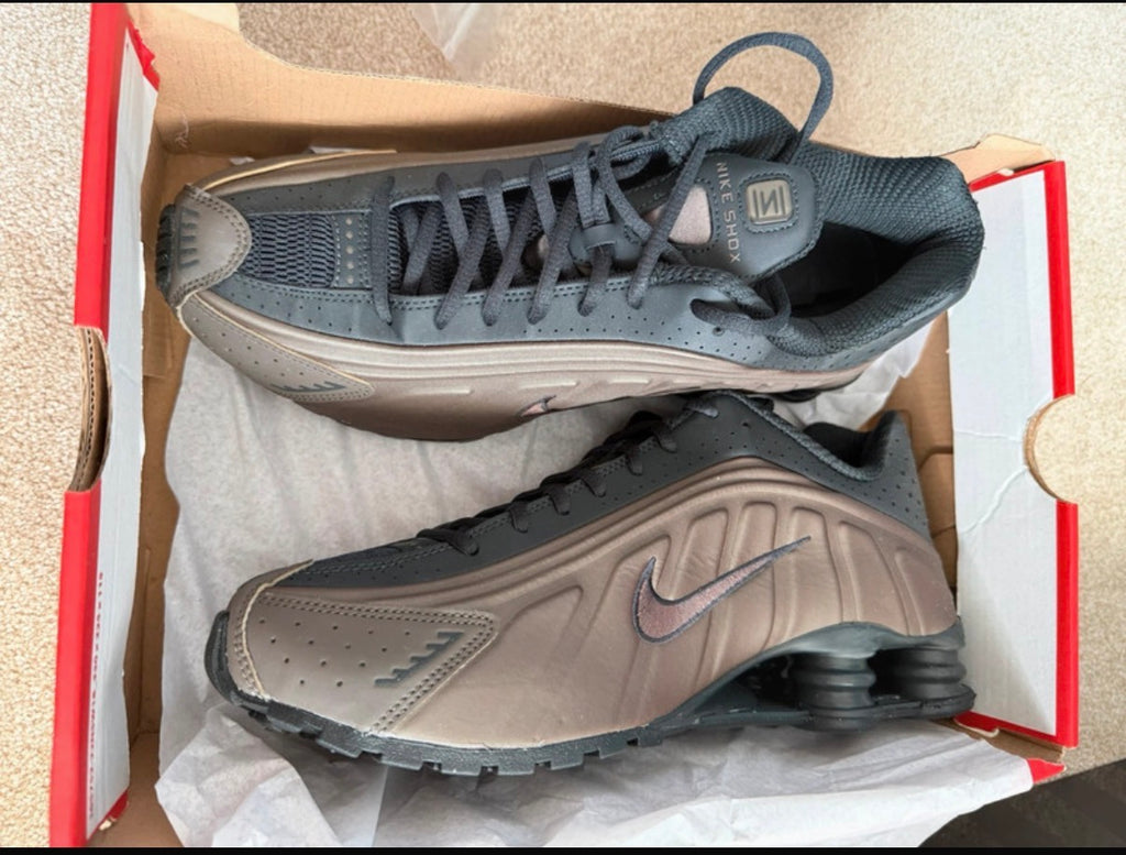 Nike Shox R4 Men’s Lace-Up Low Top Trainers Grey/Black UK 9 EU 44 AR3565-007