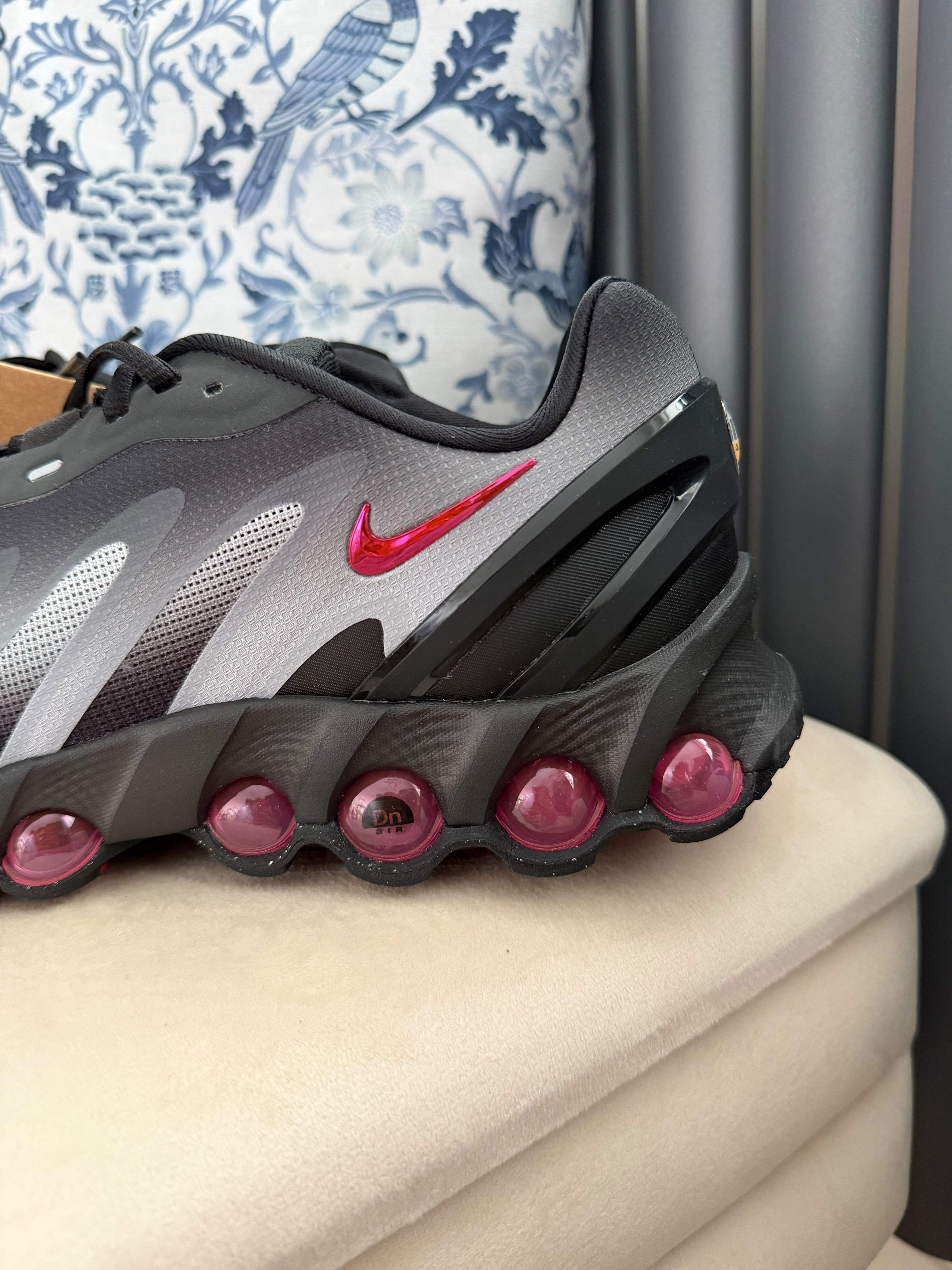 Nike Air DN8 trainers size 8.5 SMOKEGREY/PINK