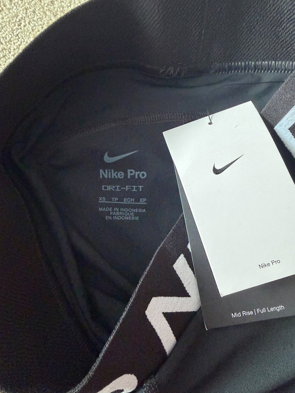 Nike Pro Dri-FIT Womens Black 2pc Crop Long Sleeve Top & Leggings Set XS
