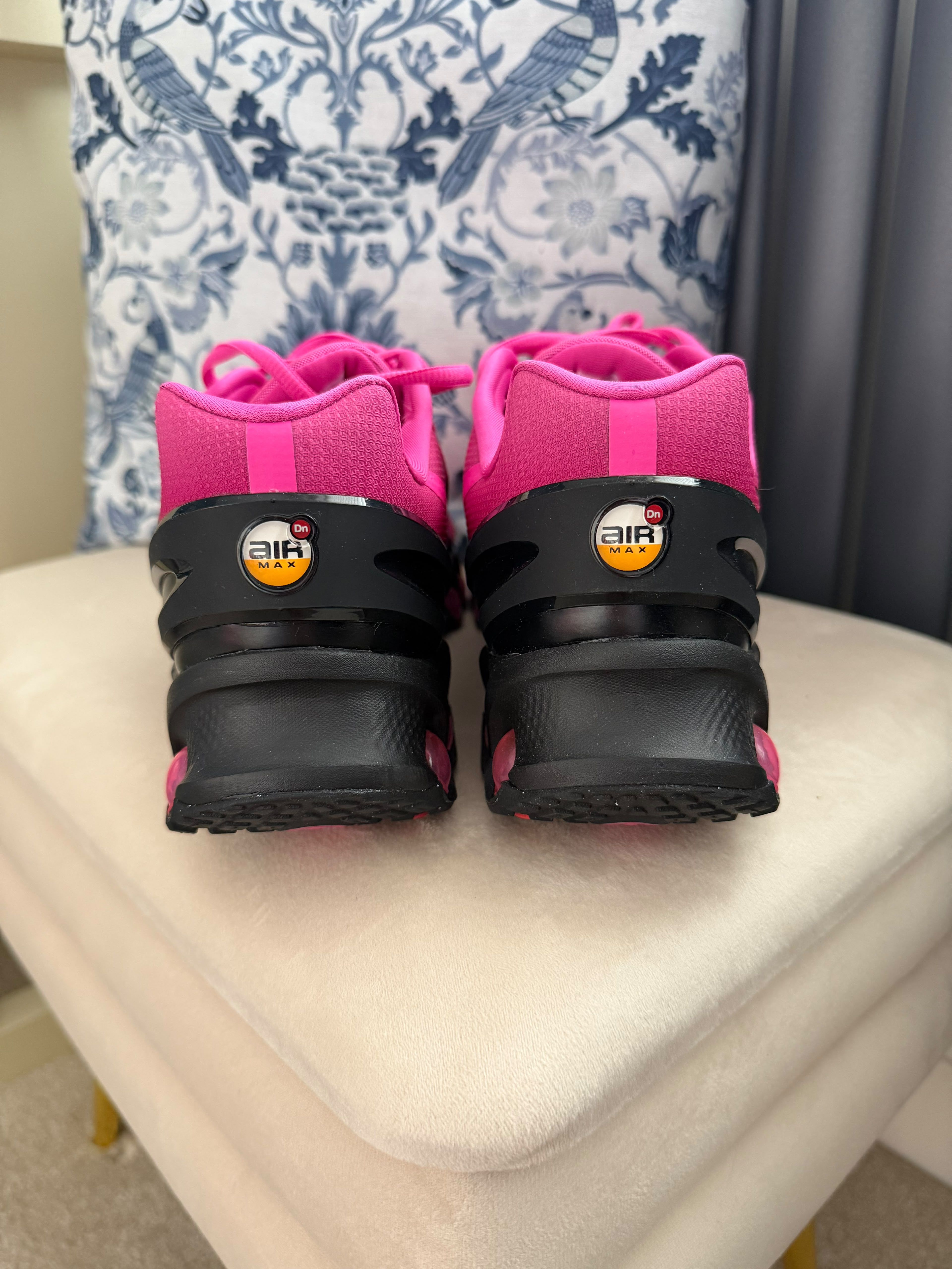 Nike Air DN8 PINK AND BLACK Size UK 8.5